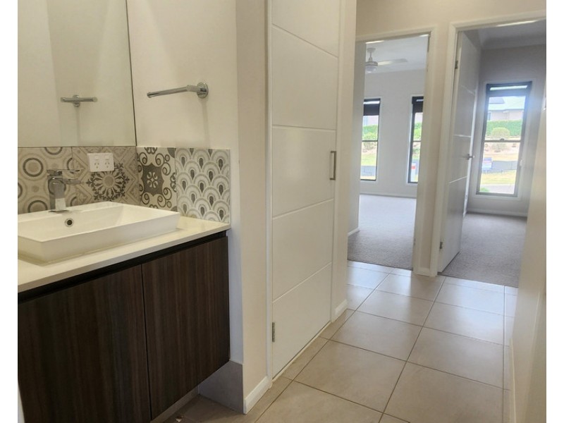 6 Bottle Tree Court, Withcott QLD 4352