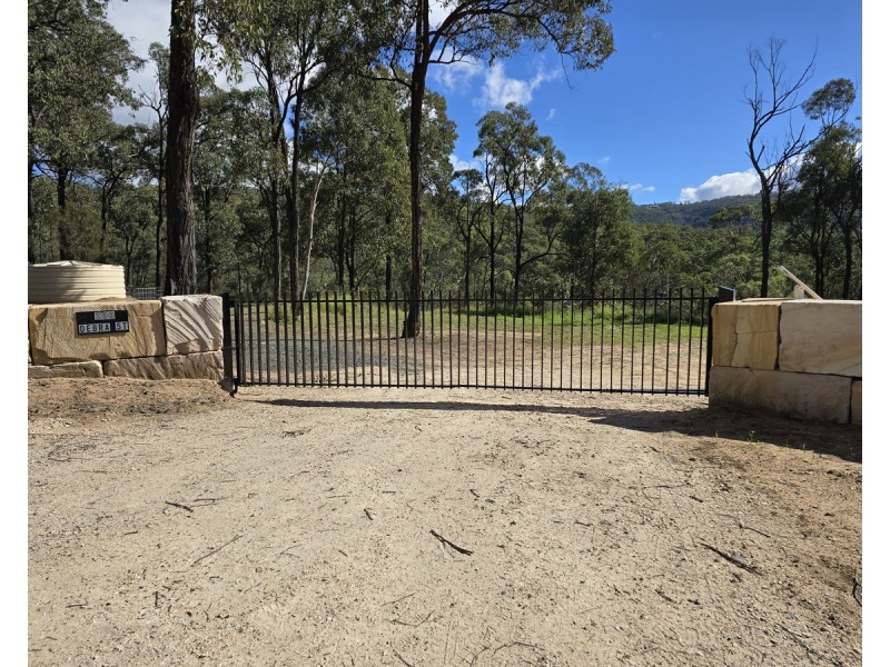 100 Debra Street, Withcott QLD 4352