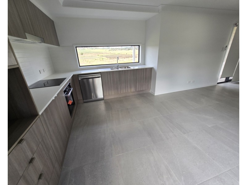2/28 Aquila Drive, Meringandan West QLD 4352