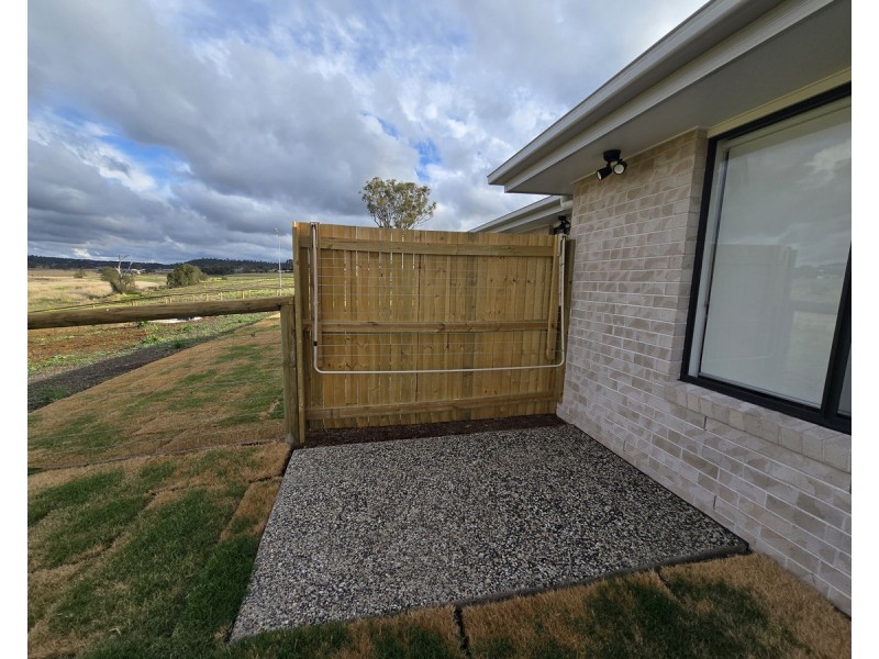 2/28 Aquila Drive, Meringandan West QLD 4352