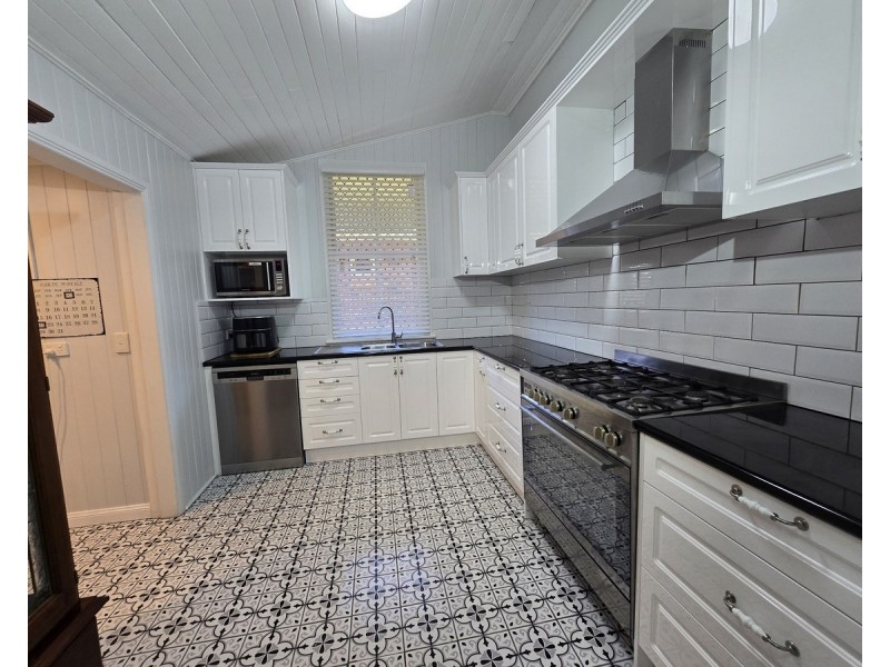 270 James Street, Newtown QLD 4350