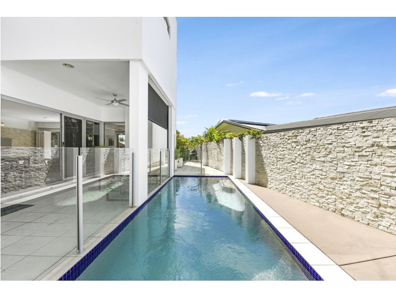 2 Cedar Place, Broadbeach Waters QLD 4218