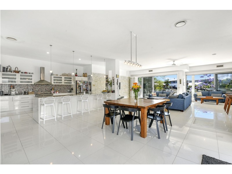 2 Cedar Place, Broadbeach Waters QLD 4218