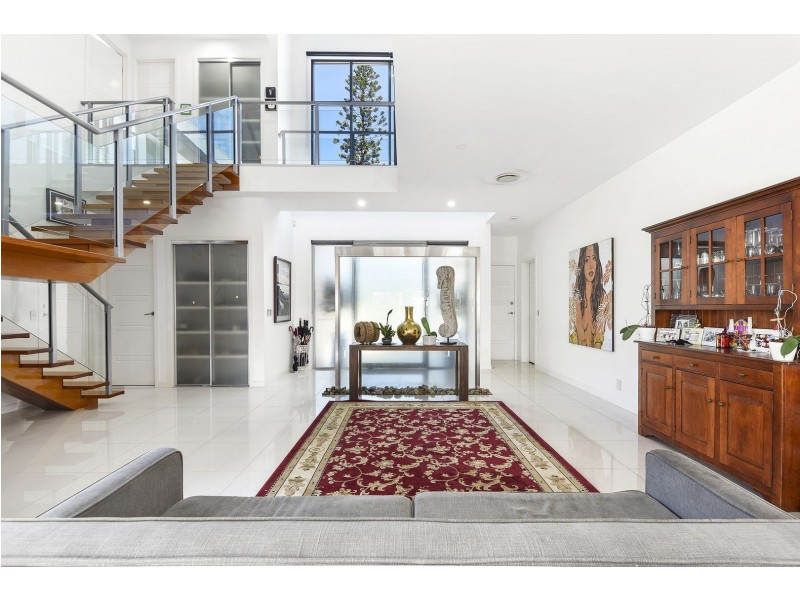 2 Cedar Place, Broadbeach Waters QLD 4218