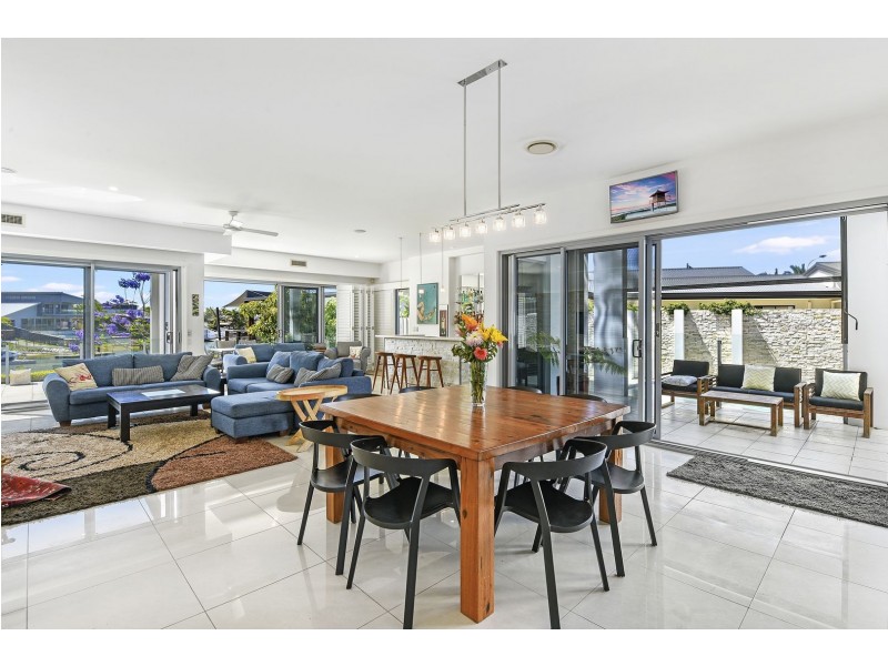 2 Cedar Place, Broadbeach Waters QLD 4218