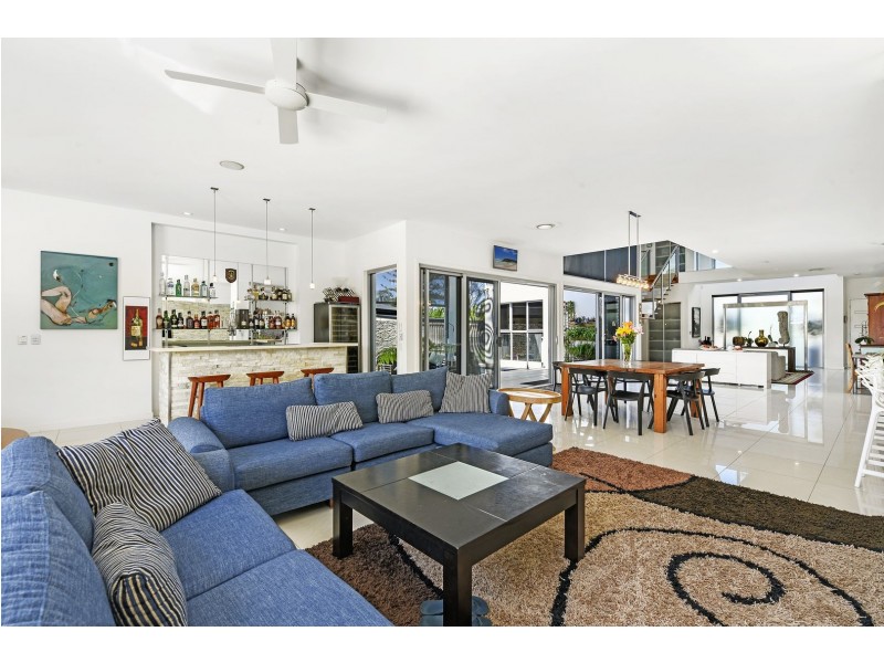 2 Cedar Place, Broadbeach Waters QLD 4218