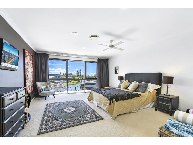 2 Cedar Place, Broadbeach Waters QLD 4218