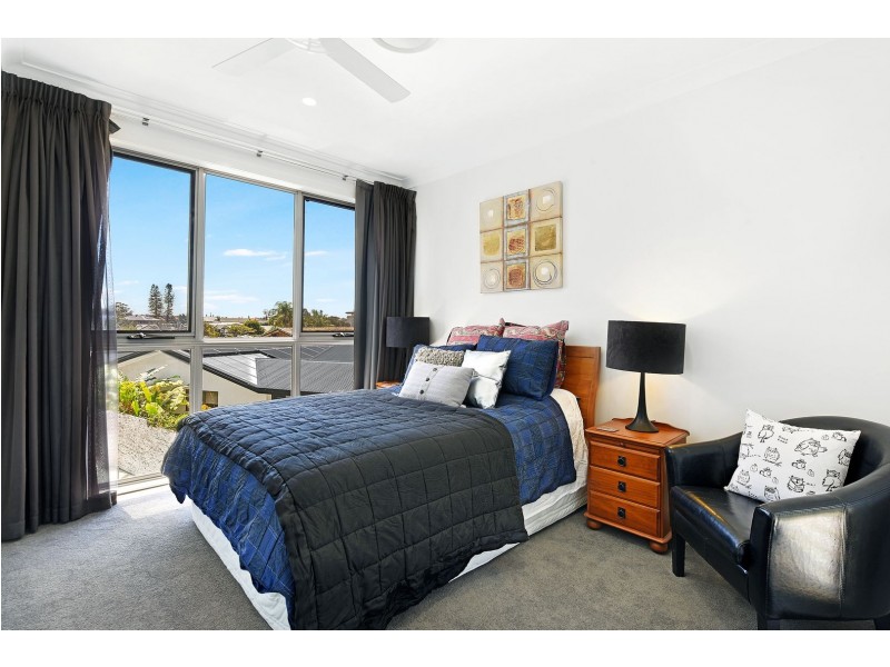 2 Cedar Place, Broadbeach Waters QLD 4218