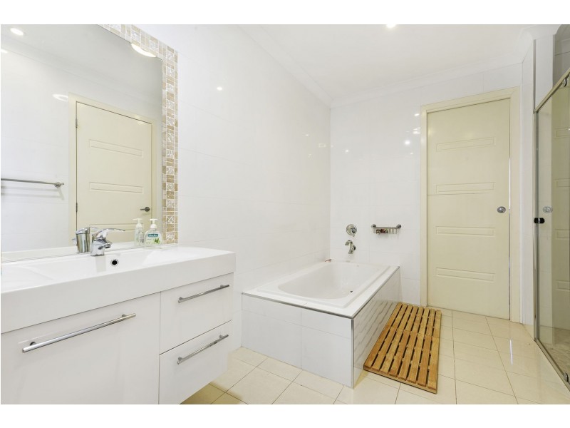 2 Cedar Place, Broadbeach Waters QLD 4218