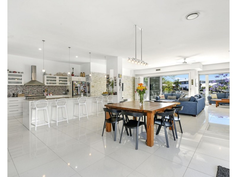 2 Cedar Place, Broadbeach Waters QLD 4218