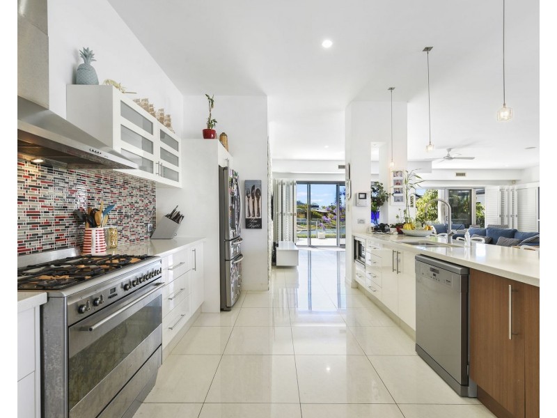 2 Cedar Place, Broadbeach Waters QLD 4218