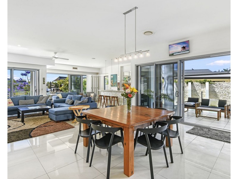 2 Cedar Place, Broadbeach Waters QLD 4218