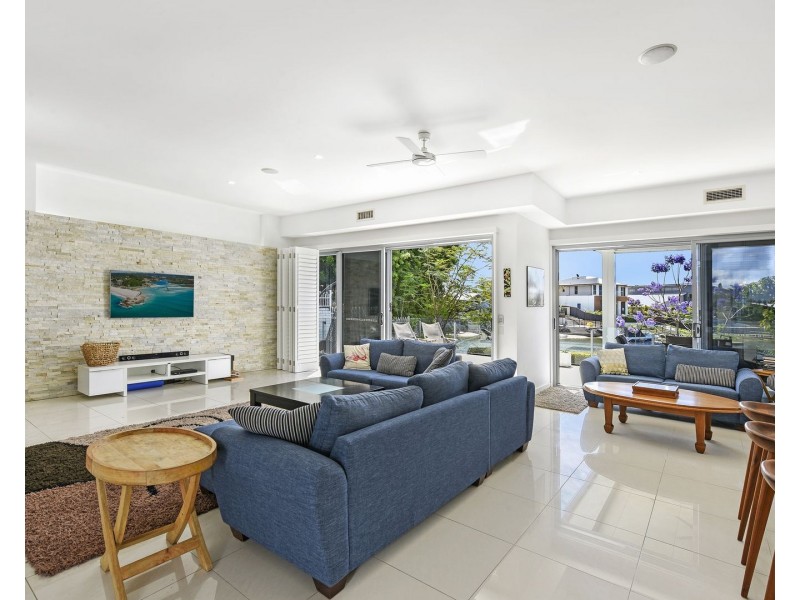 2 Cedar Place, Broadbeach Waters QLD 4218