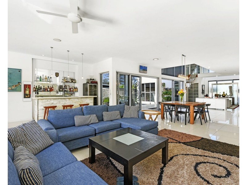 2 Cedar Place, Broadbeach Waters QLD 4218