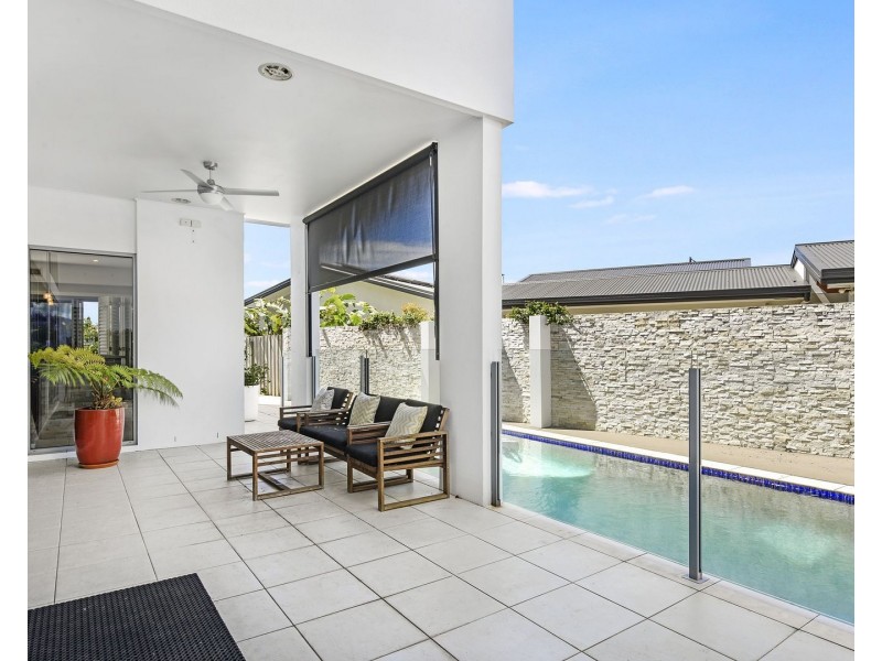 2 Cedar Place, Broadbeach Waters QLD 4218