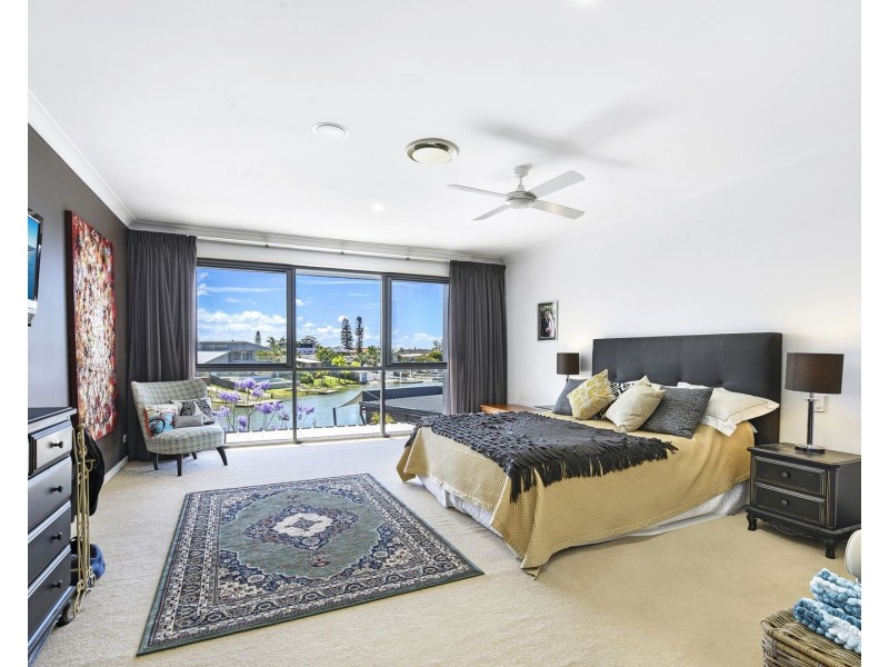 2 Cedar Place, Broadbeach Waters QLD 4218