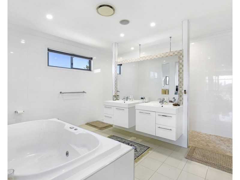 2 Cedar Place, Broadbeach Waters QLD 4218