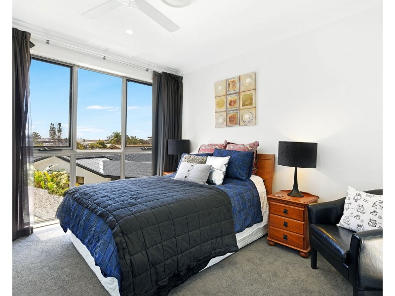 2 Cedar Place, Broadbeach Waters QLD 4218
