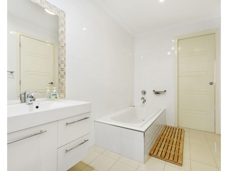2 Cedar Place, Broadbeach Waters QLD 4218