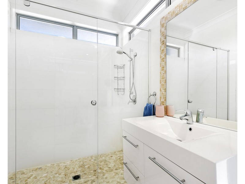 2 Cedar Place, Broadbeach Waters QLD 4218