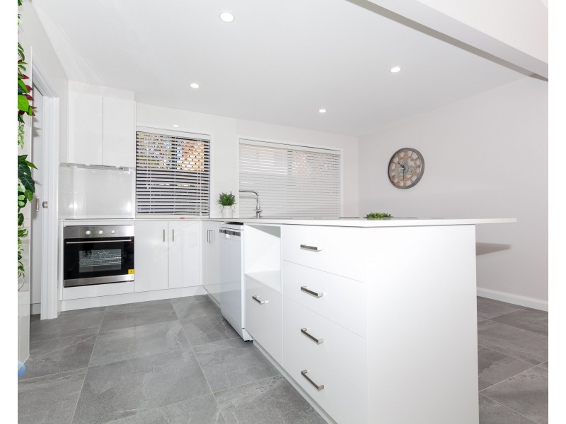 2/90 Frank Street, Labrador QLD 4215