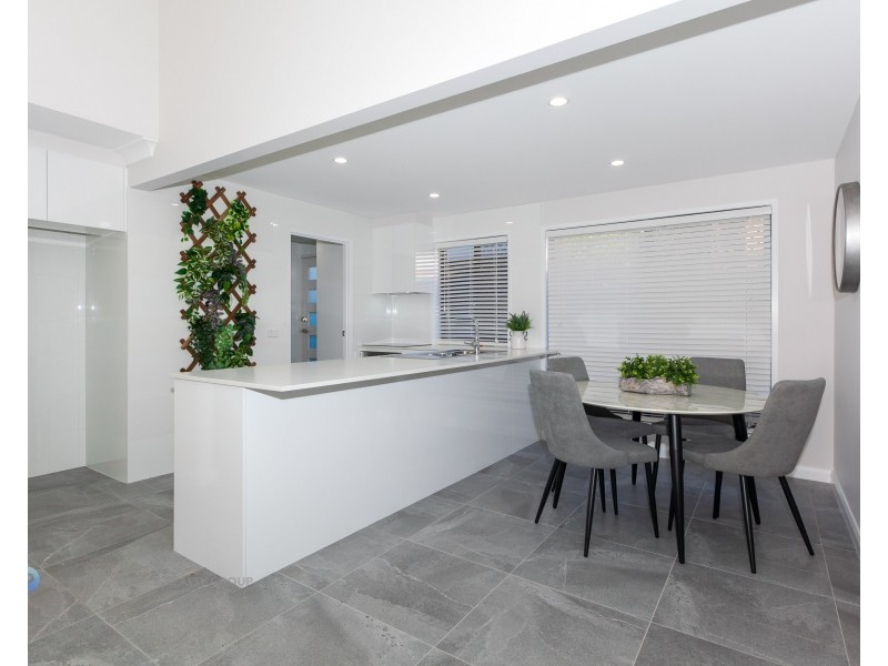2/90 Frank Street, Labrador QLD 4215
