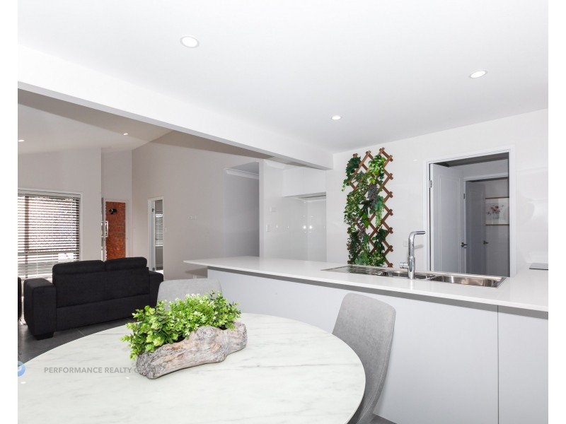 2/90 Frank Street, Labrador QLD 4215