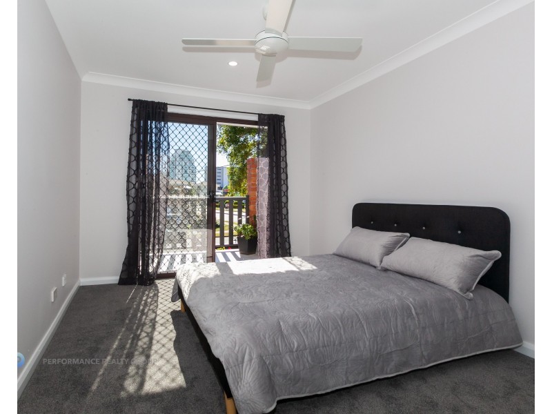 2/90 Frank Street, Labrador QLD 4215