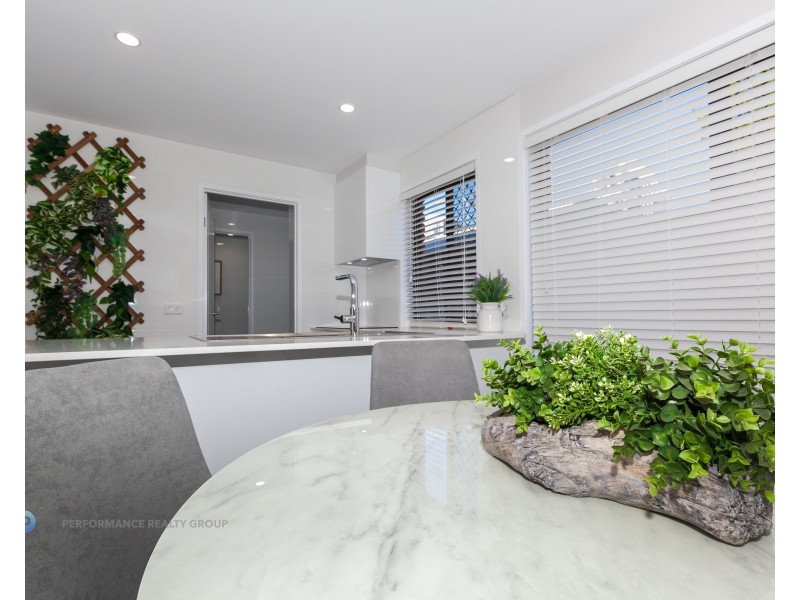 2/90 Frank Street, Labrador QLD 4215