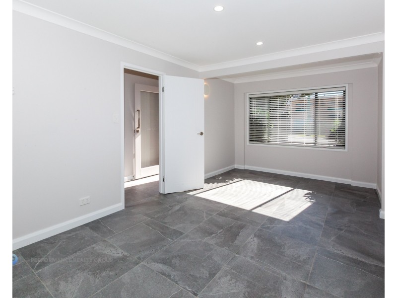 2/90 Frank Street, Labrador QLD 4215