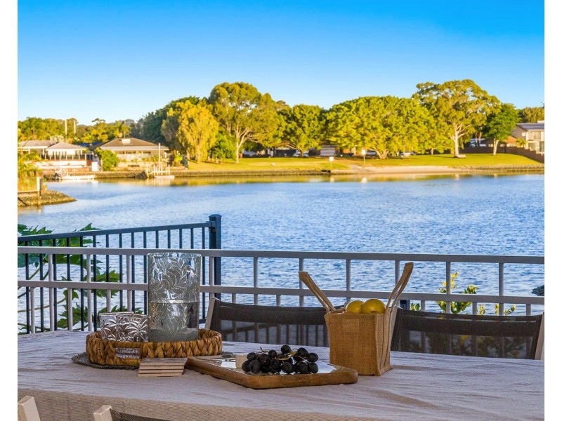 33 Firmin Court, Mermaid Waters QLD 4218
