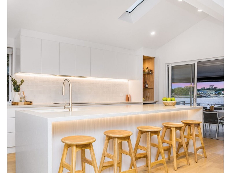 33 Firmin Court, Mermaid Waters QLD 4218