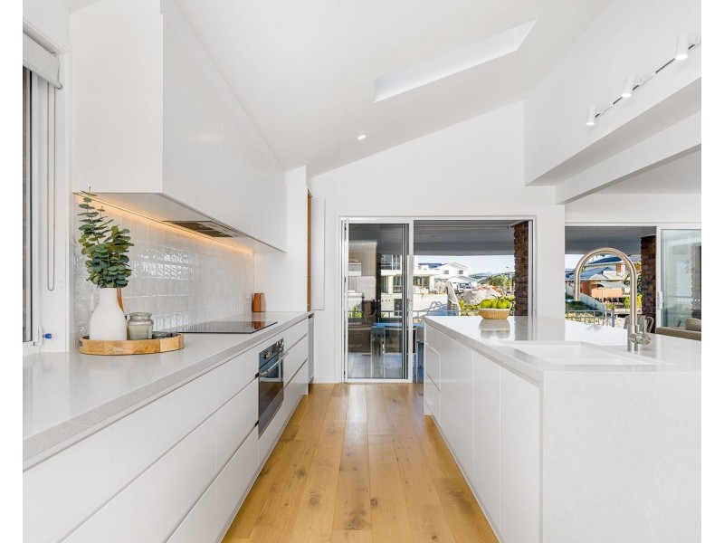 33 Firmin Court, Mermaid Waters QLD 4218