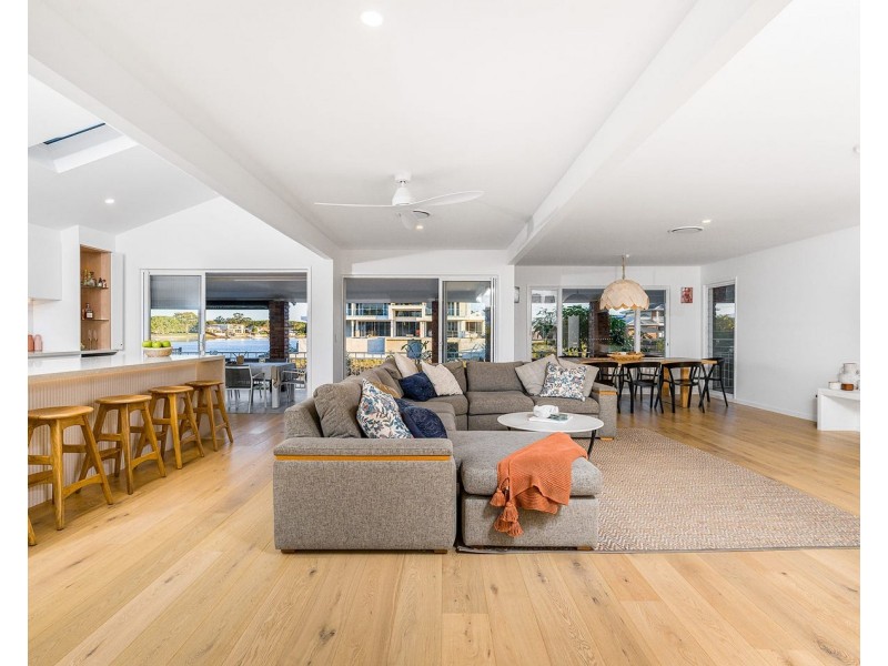 33 Firmin Court, Mermaid Waters QLD 4218