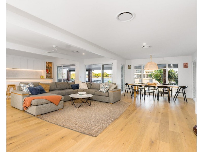 33 Firmin Court, Mermaid Waters QLD 4218