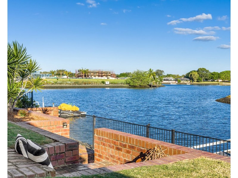 33 Firmin Court, Mermaid Waters QLD 4218