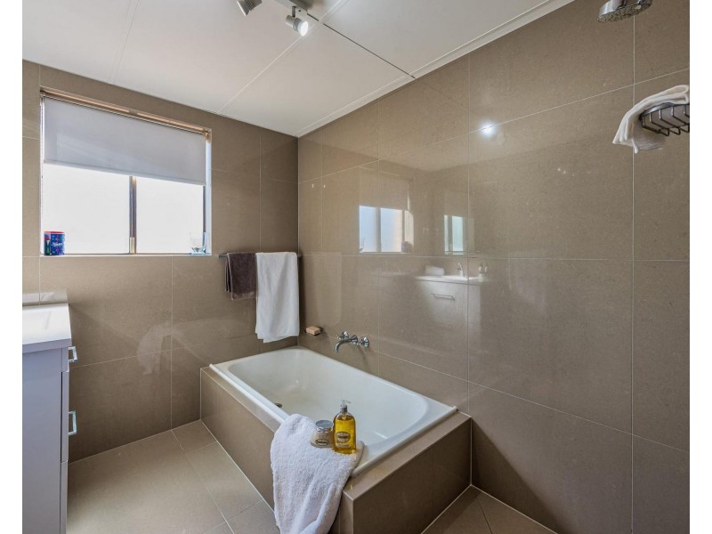 8/4 Mary Avenue, Broadbeach QLD 4218