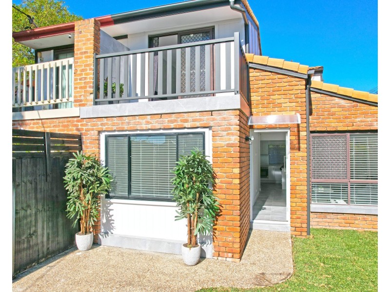2/90 Frank Street, Labrador QLD 4215