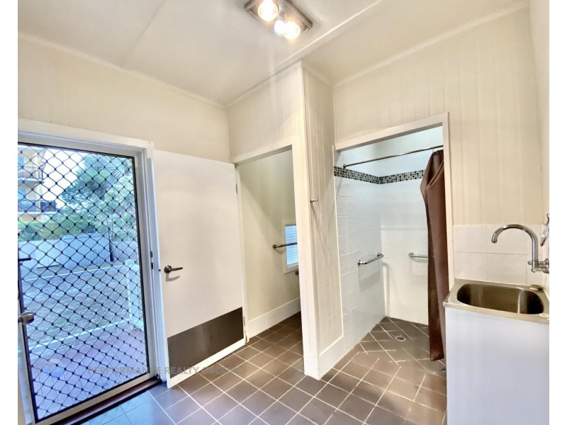 40 Peerless Avenue, Mermaid Beach QLD 4218