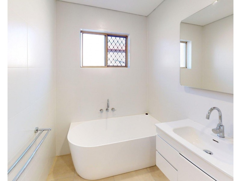 1/146 Whiting Street, Labrador QLD 4215