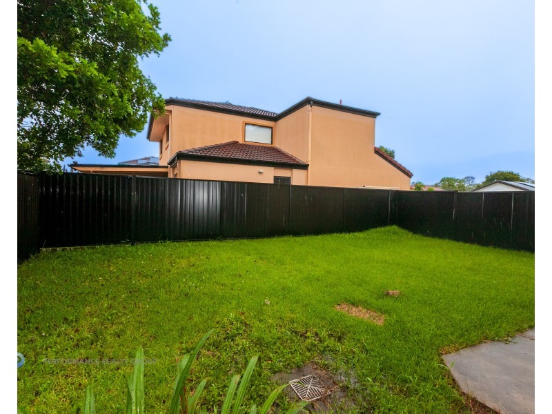 1/8 Hialeah Crescent, Helensvale QLD 4212