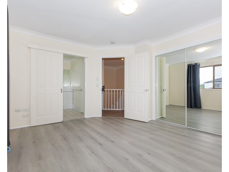 1/8 Hialeah Crescent, Helensvale QLD 4212