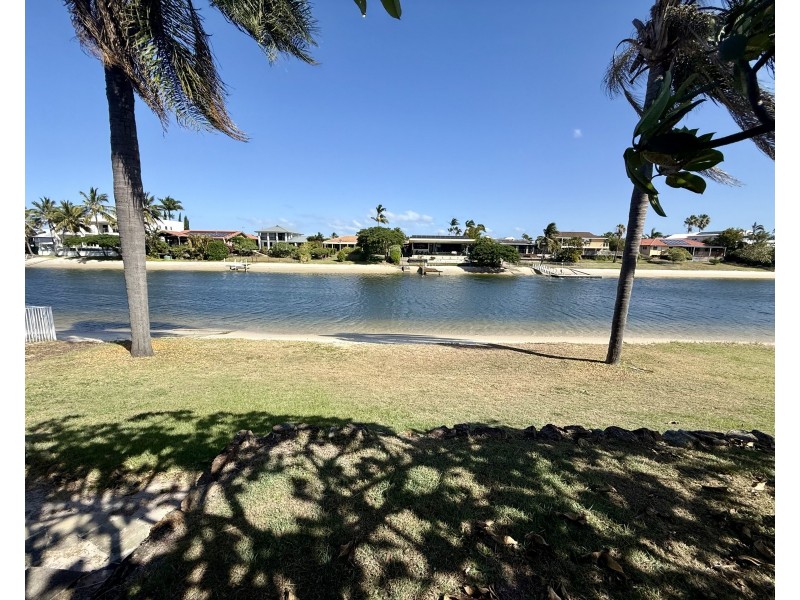 54 Markeri Street, Mermaid Waters QLD 4218