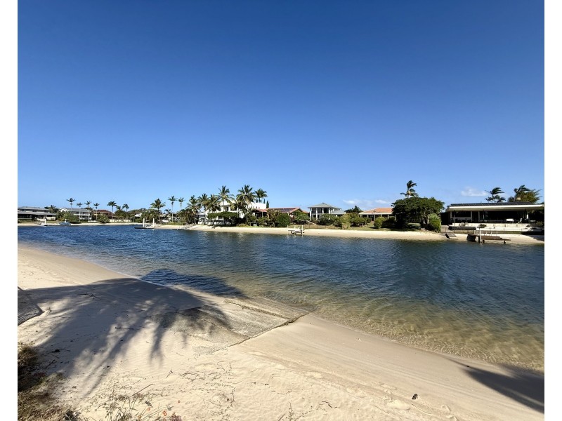 54 Markeri Street, Mermaid Waters QLD 4218