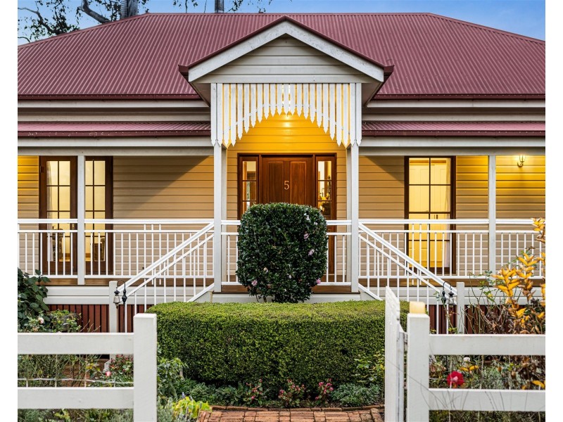 5 Whispering Pines Drive, Highfields QLD 4352