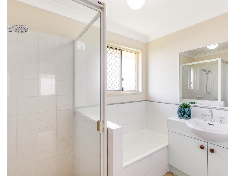 25 Biscay  Crescent, Glenvale QLD 4350