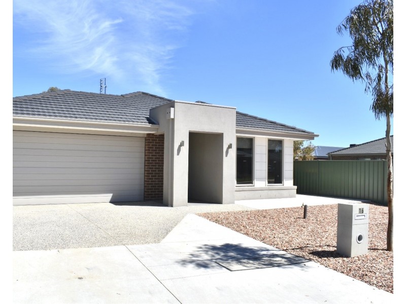 16 Clarcoll Crescent South, Kangaroo Flat VIC 3555