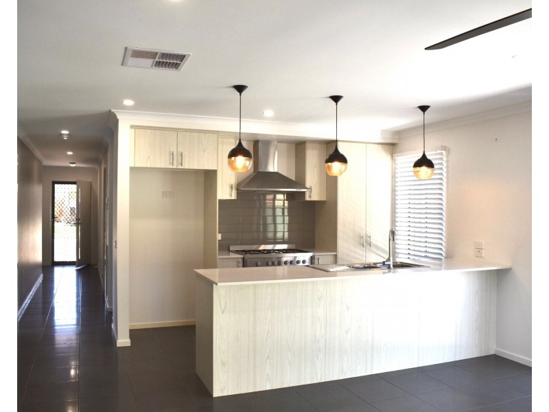 16 Clarcoll Crescent South, Kangaroo Flat VIC 3555
