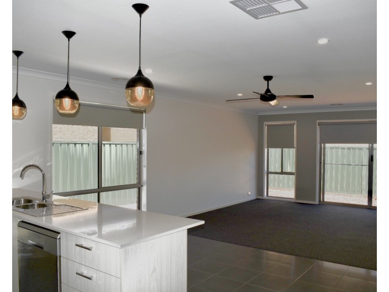 16 Clarcoll Crescent South, Kangaroo Flat VIC 3555