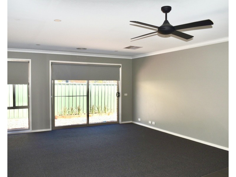 16 Clarcoll Crescent South, Kangaroo Flat VIC 3555